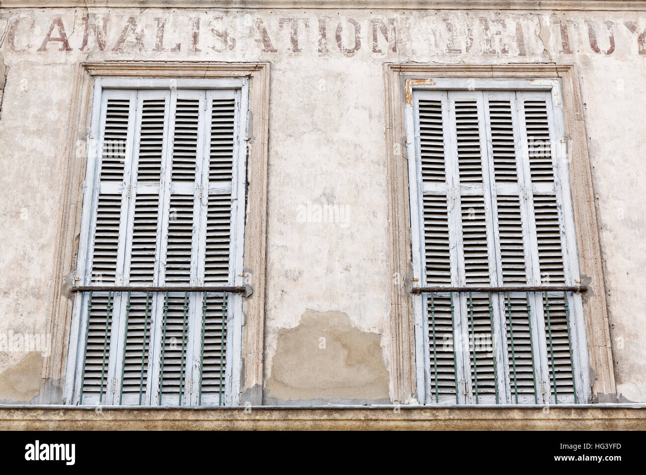 Traditionelle französische Fensterläden in der alten Stadt von Aix en Provence, Frankreich. Stockfoto
