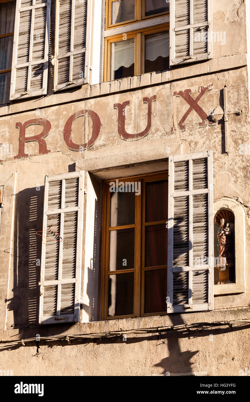 Detail der Fassade eines Wohnhauses in der Altstadt von Aix en Provence, Frankreich. Stockfoto