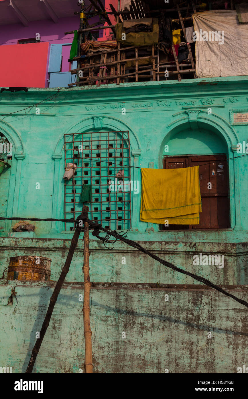 Türkis Home, Varanasi, Indien. Außenansicht. Stockfoto