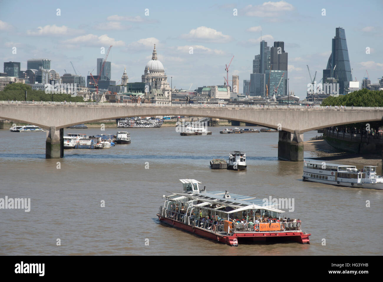 Blick auf die Stadt von Hungerford Bridge, London, UK. Stockfoto