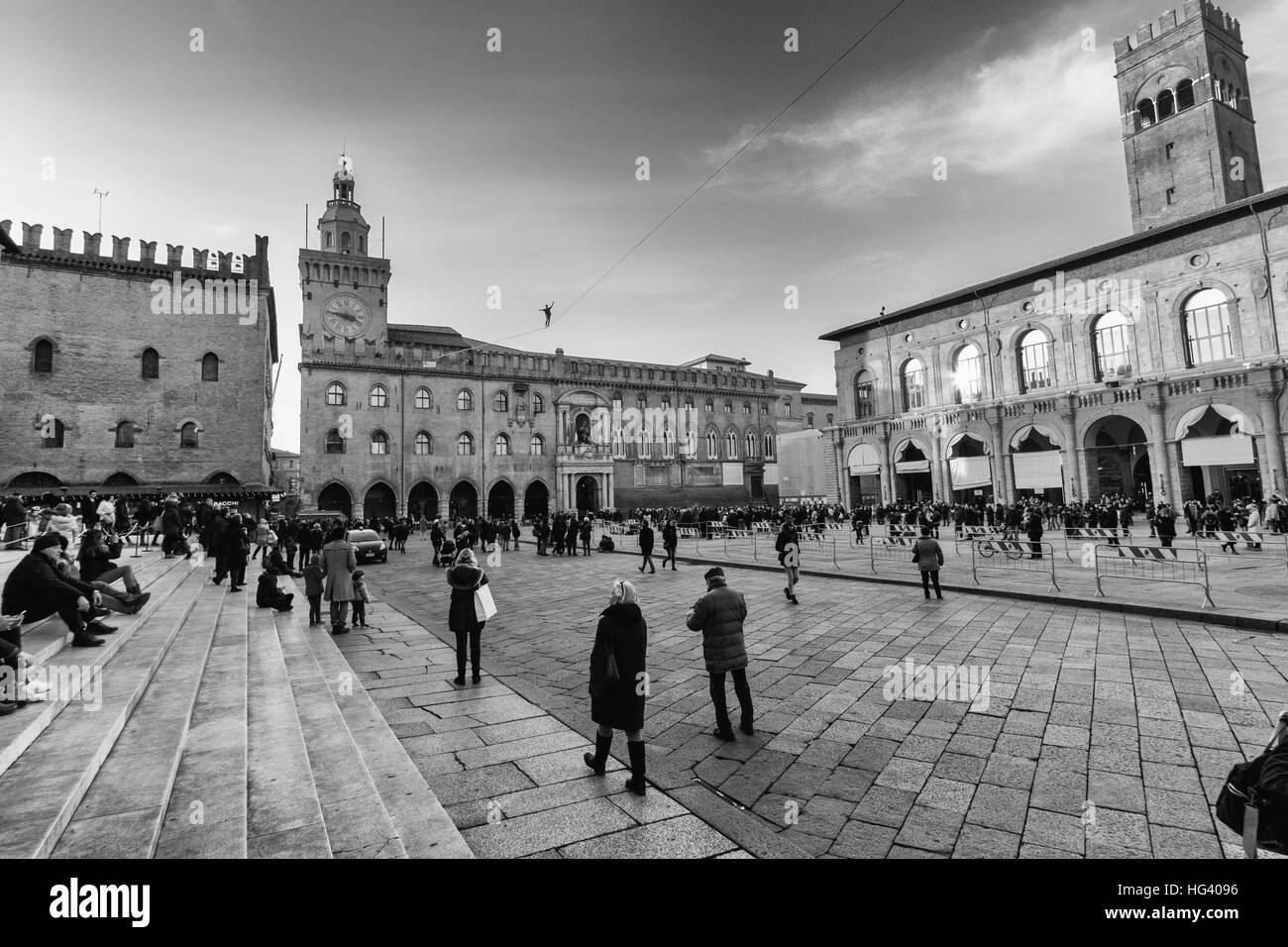 Bologna, Italien - 4. Januar 2017: Gratwanderung zu Fuß an einem Seil über Piazza Maggiore, dem Zentrum der mittelalterlichen Stadt von Bologna in Italien Stockfoto