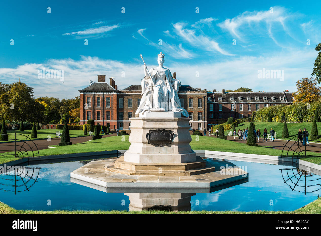 London, Vereinigtes Königreich - 17. Oktober 2016: Menschen außerhalb der Kensington Palace in London, England besuchen. Stockfoto