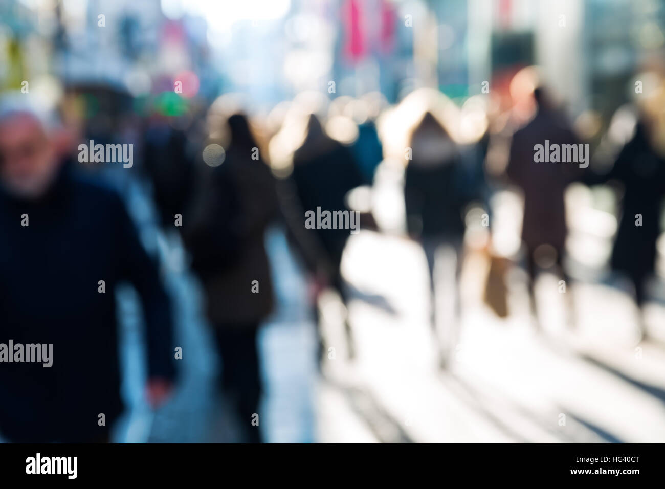 Masse der Leute an einer Einkaufsstraße in aus Fokusansicht Stockfoto