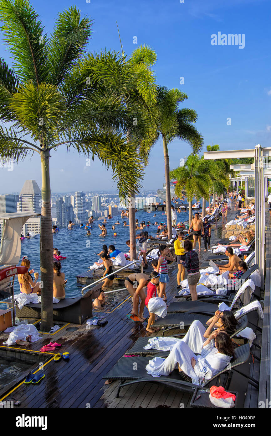 Das Schwimmbad an der Marina Bay Sands SkyPark. Singapur Stockfoto