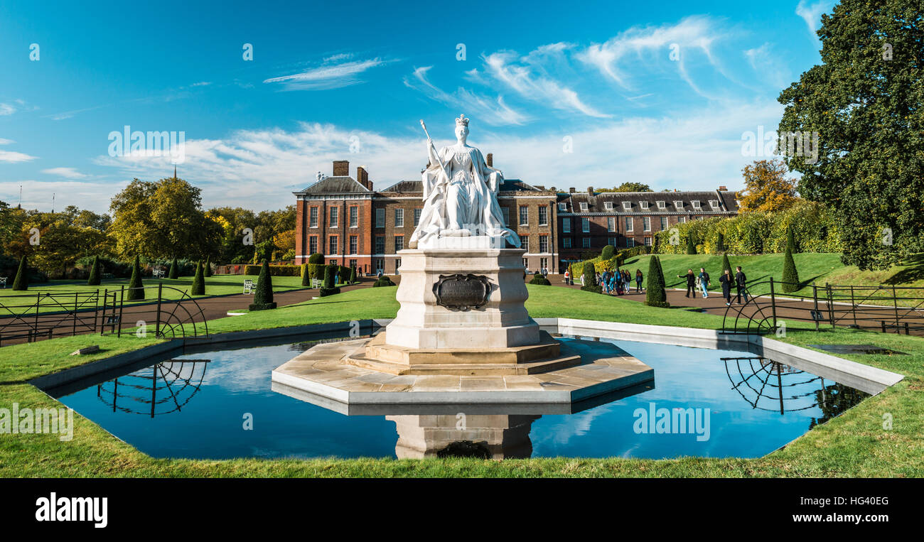 London, Vereinigtes Königreich - 17. Oktober 2016: Menschen außerhalb der Kensington Palace in London, England besuchen. Stockfoto