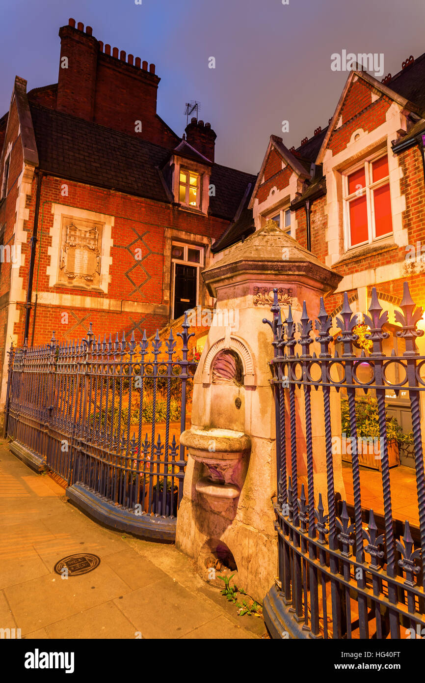 alten Brunnen in der Brick Lane in Tower Hamlets, London, UK, in der Nacht Stockfoto