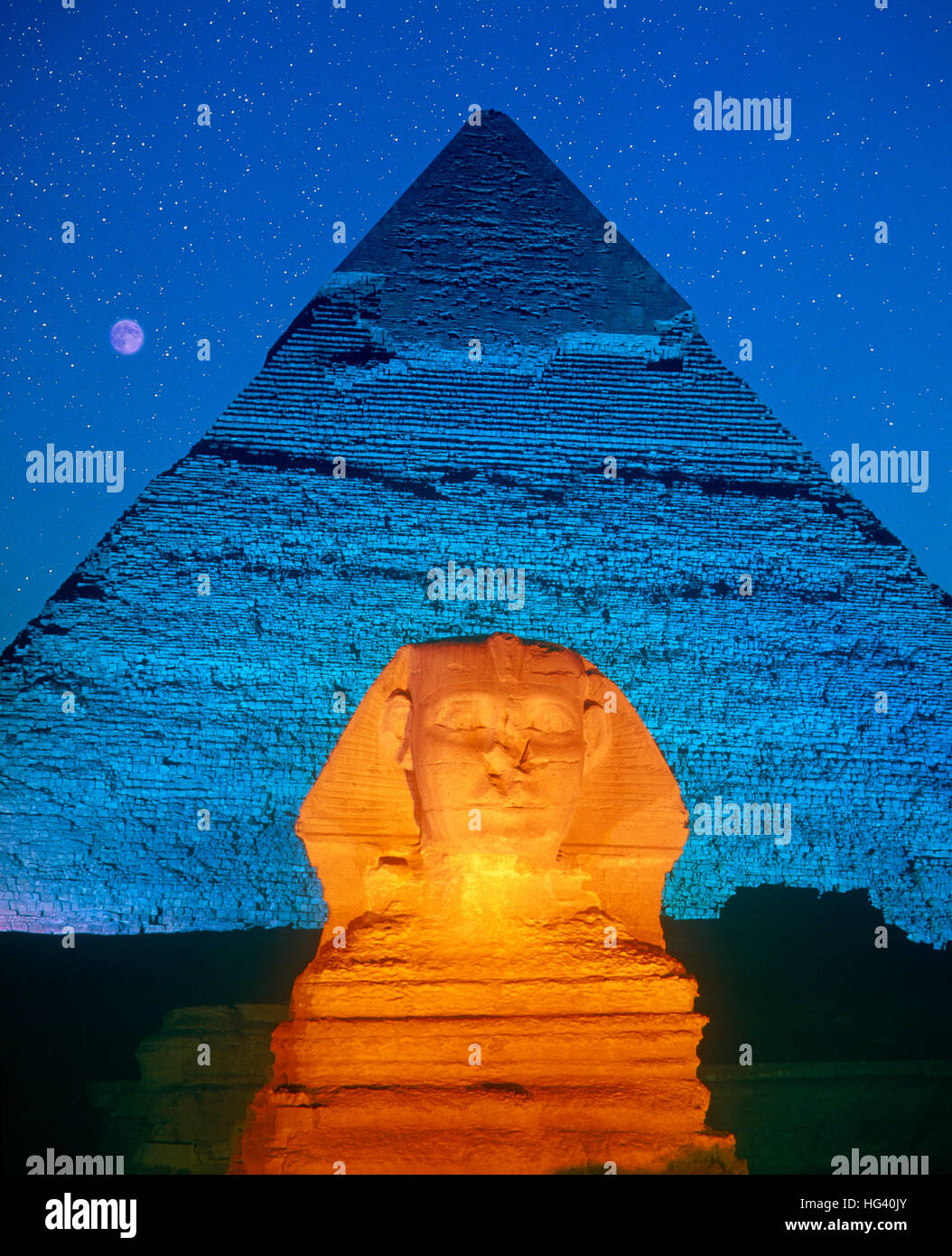 Der Mond in einem Sternenhimmel während der Son Et Lumiere an der Sphinx und die Pyramiden, Gizeh, Kairo, Ägypten. Stockfoto