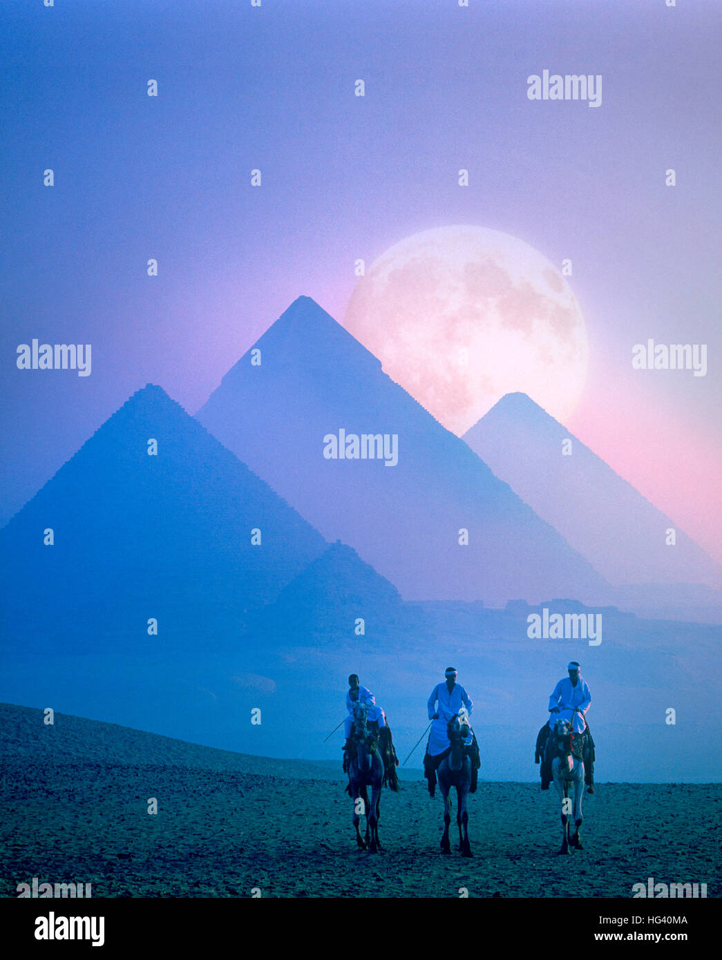 Full Moon rising hinter den Pyramiden bei Dämmerung, Gizeh, Kairo, Ägypten Stockfoto