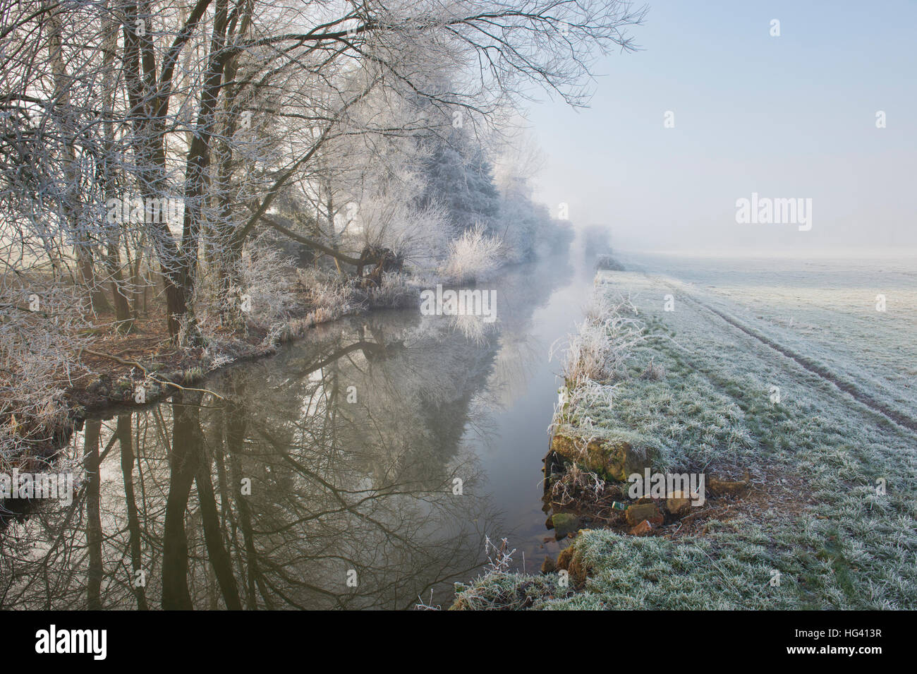 Oxford-Kanal auf einem frostigen Nebel Dezembermorgen. Somerton, Nord Oxfordshire, England Stockfoto