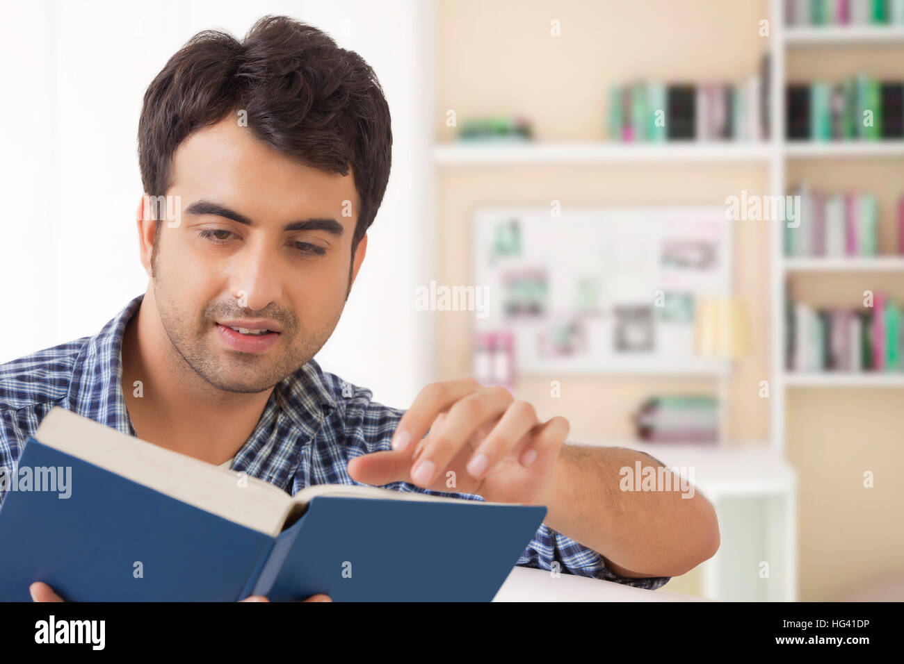 Junger Mann Lesebuch Stockfoto