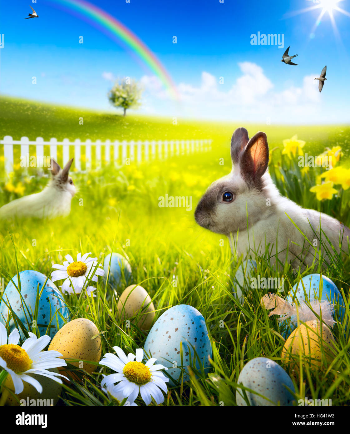 Kunst Hase Osterhase und Ostern Eiern auf Wiese. Stockfoto