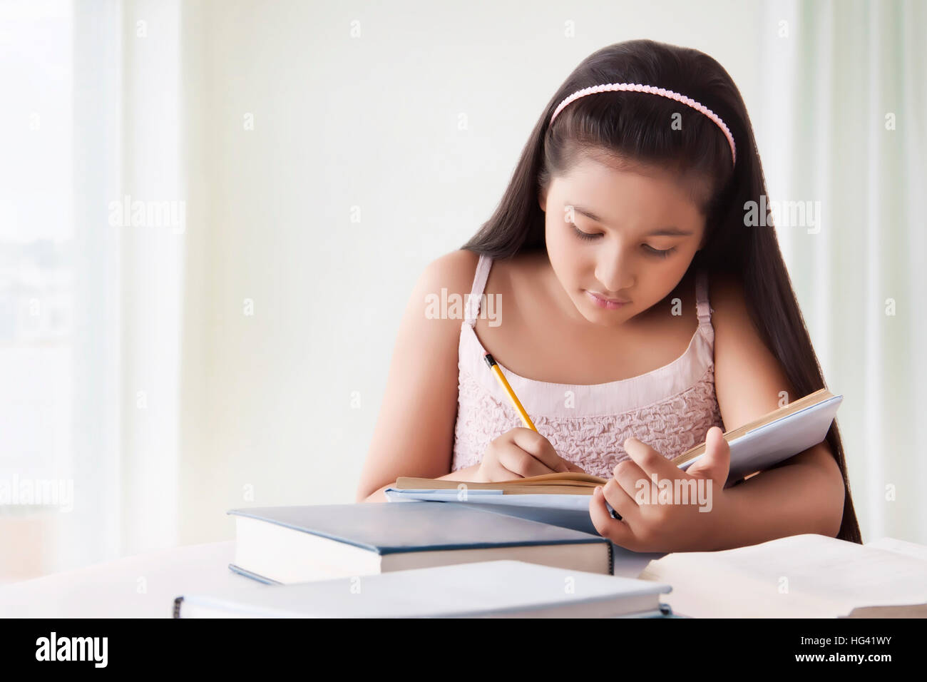 Portrait von cute girl Hausaufgaben Stockfoto