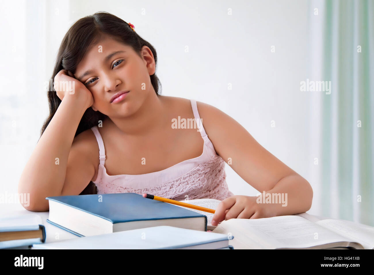 Mädchen Müde während der Hausaufgaben Stockfoto