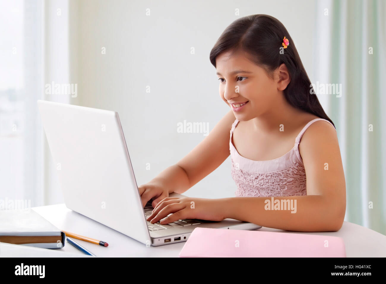 Porträt der lächelnde niedliche Mädchen mit Laptop Stockfoto