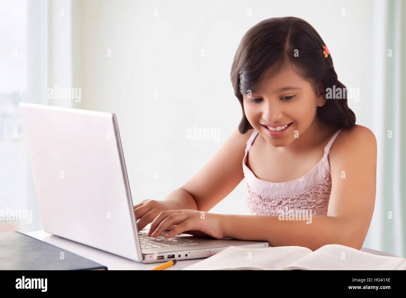 Porträt der lächelnde niedliche Mädchen mit Laptop Stockfoto