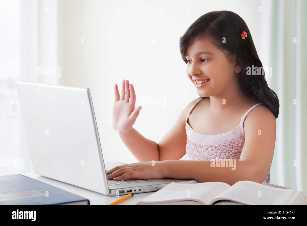 Porträt der lächelnde niedliche Mädchen mit Laptop Stockfoto