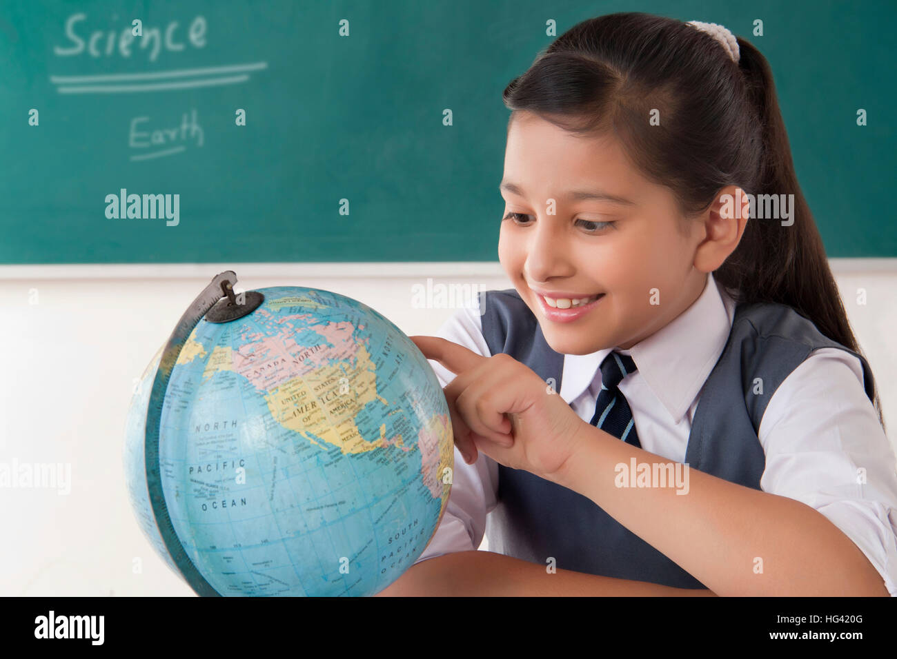 In der Nähe von Mädchen auf der Suche nach Globus der Welt in einem Klassenzimmer Stockfoto