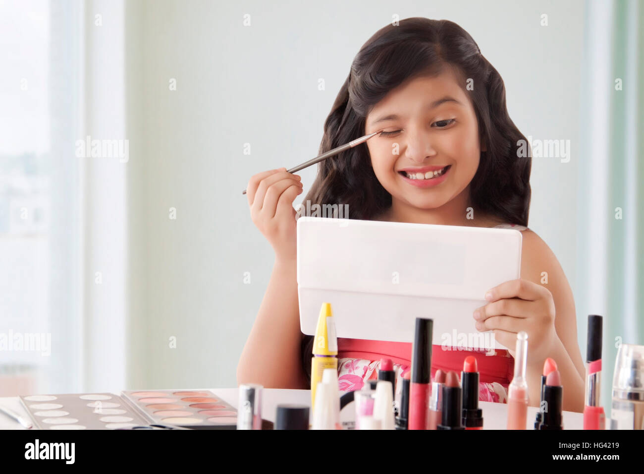 Süße Mädchen Anwendung Make-up zu Hause Stockfoto