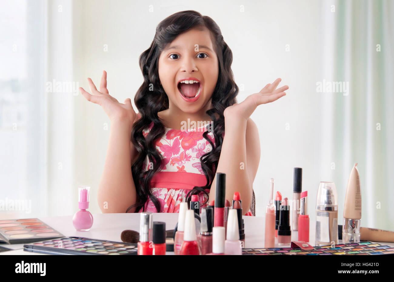 Süße Mädchen Anwendung Make-up zu Hause Stockfoto