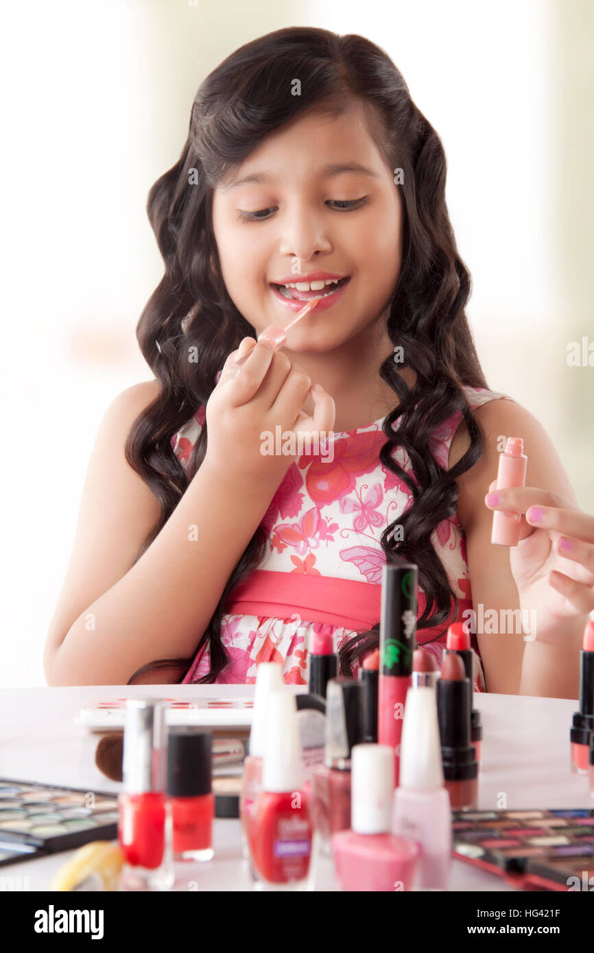 Süße Mädchen Anwendung Lip Gloss Stockfoto