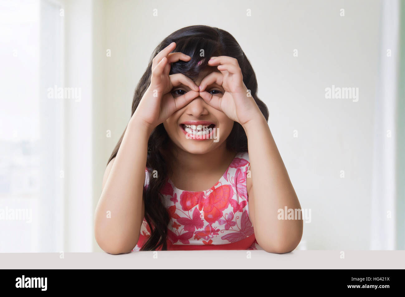 Mädchen machen Auge Gesten Stockfoto