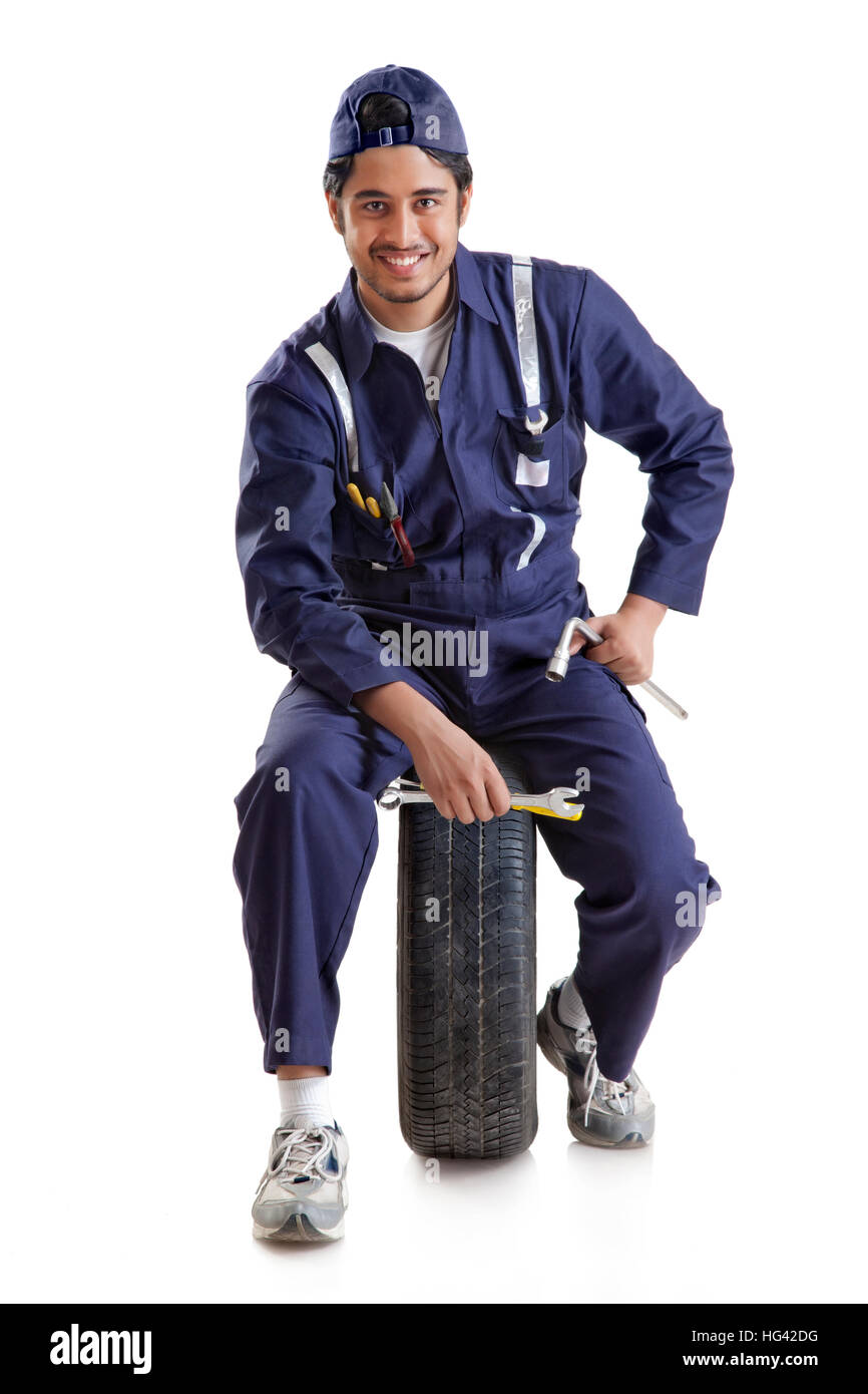Portrait von Automechaniker mit Reserverad und Handwerkzeuge Stockfoto