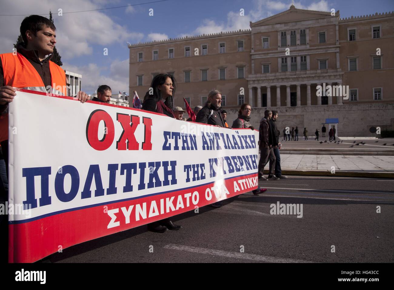 Griechen protestieren vor des Parlaments gegen die Sparpolitik der Regierung Tsipras mit banner "Nein zur Politik der Regierung gegen das Volk", während Generalstreik. 08.12.2016 | weltweite Nutzung Stockfoto