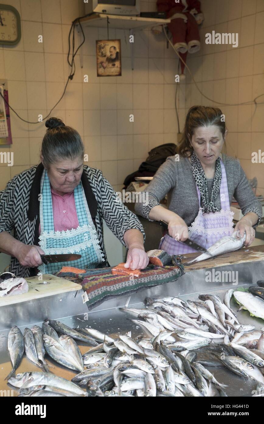 Frauen schneiden Fisch auf einen Stall auf Bolhao Markt in Porto, 22.10.2016 | weltweite Nutzung Stockfoto