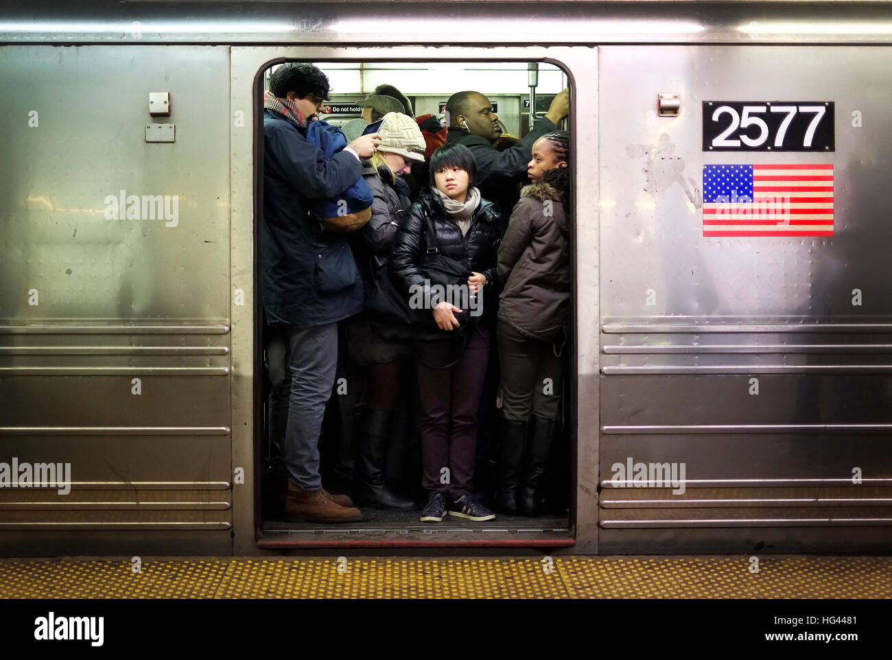 Pendler Stopfen auf einen u-Bahn-Zug an der 42nd Street Station in New York City. Stockfoto