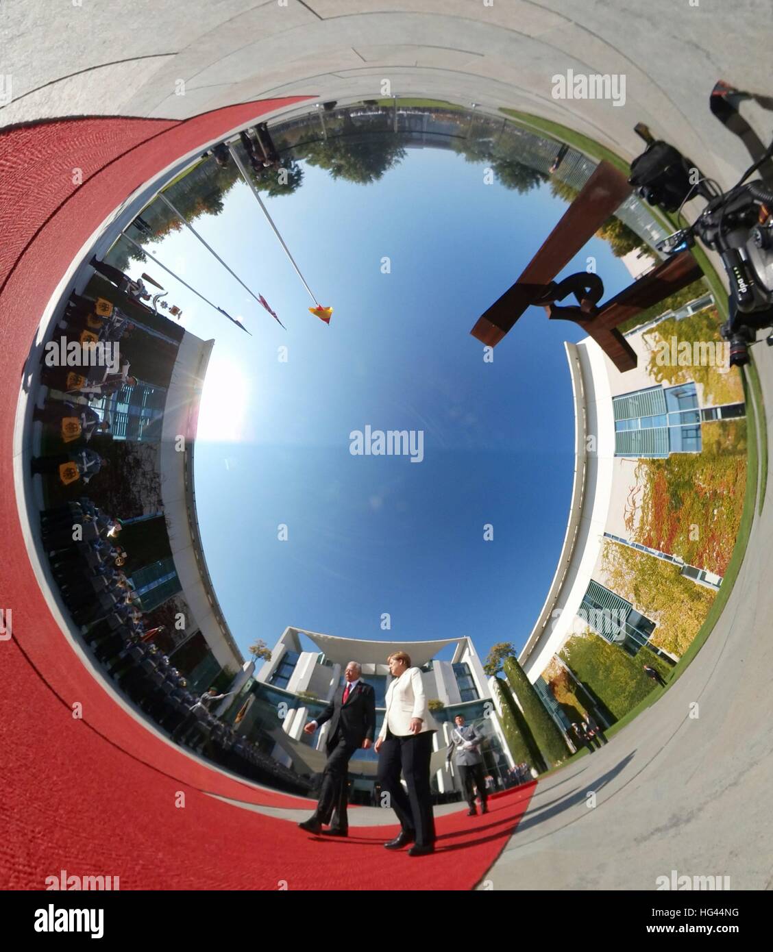 Kreis (kleine Planeten) Panorama: Najib Razak, Angela Merkel, Staatsbesuch, Empfang mit militärischen Ehren, Chanclery, Berlin. | weltweite Nutzung Stockfoto