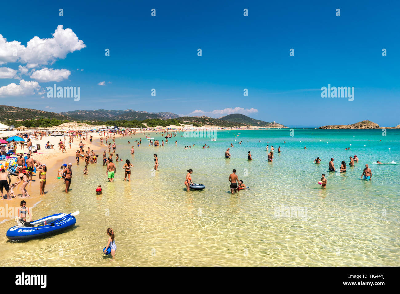 Chia, Italien - 18. August 2016: Die wunderbare Strände und kristallklares Wasser der Bucht von Chia, Sardinien, Italien. Stockfoto