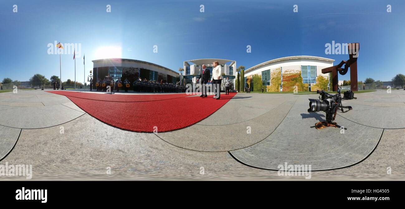 400 x 180-Grad-Panorama: Najib Razak, Angela Merkel, Staatsbesuch, Empfang mit militärischen Ehren, Chanclery, Berlin. | weltweite Nutzung Stockfoto