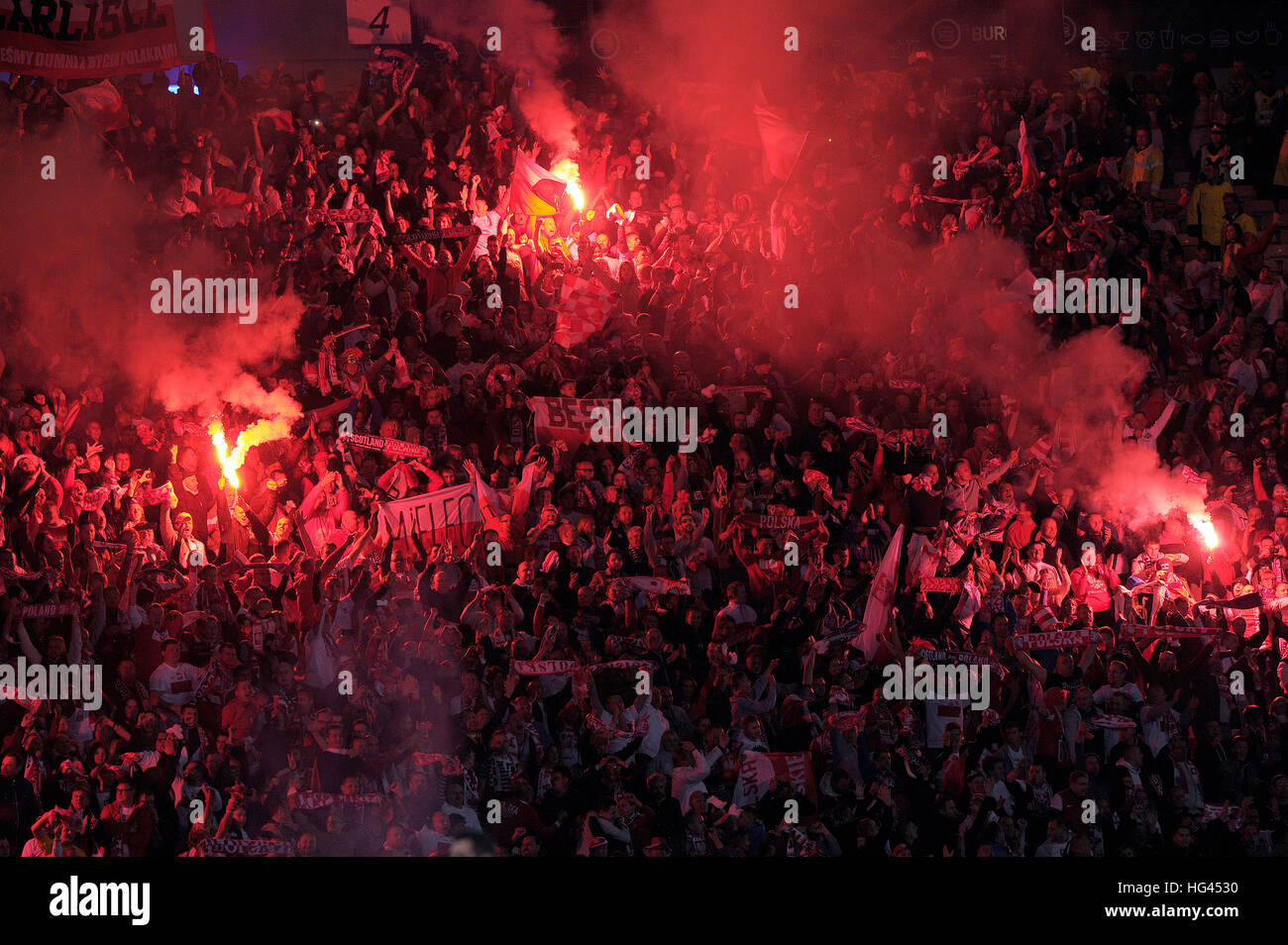 Polnischen Fußball Fans Licht flammt während eines UEFA European Qualifying Matches. Schottland V Polen. Hampden Park, Glasgow 10.08.15. Stockfoto