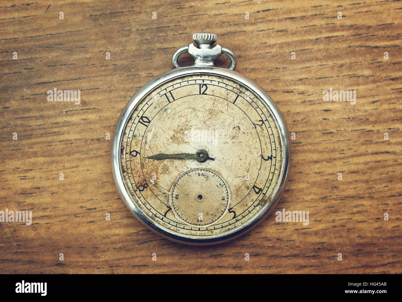 Vintage Taschenuhr auf einem hölzernen Hintergrund Stockfoto