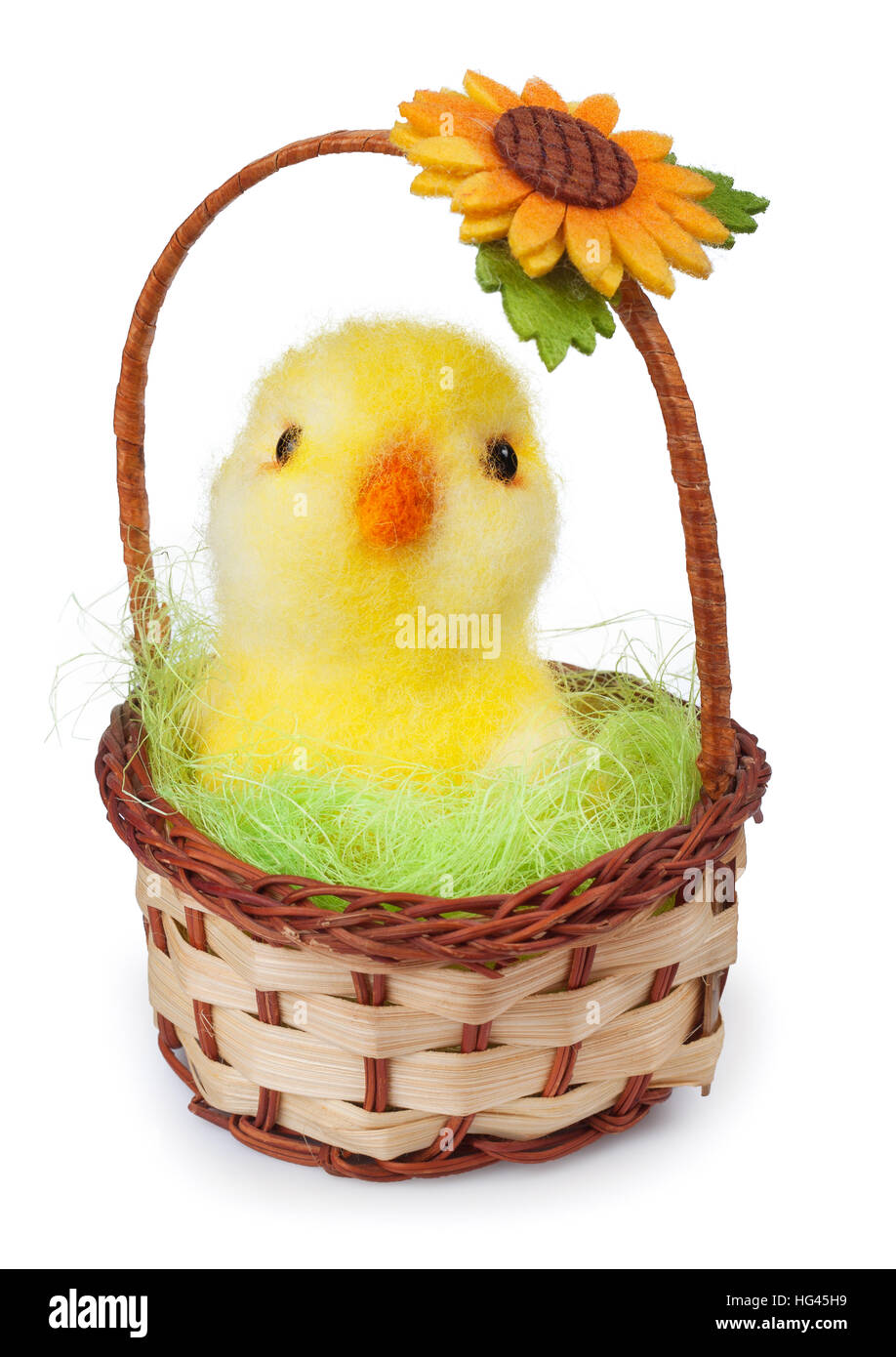 Spielzeug-Huhn handgemacht aus Filz in Korb isoliert auf weißem Hintergrund Stockfoto
