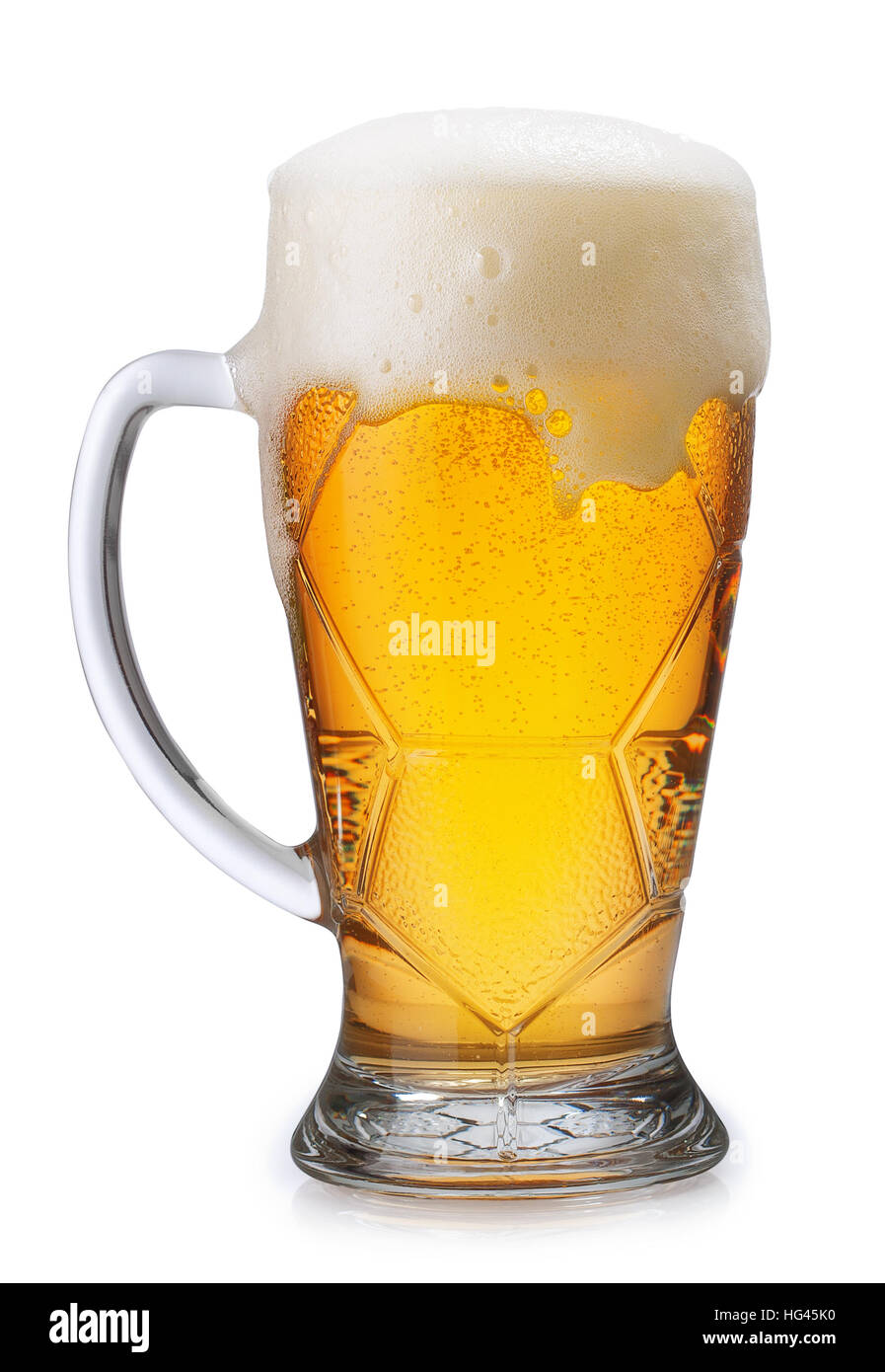 Glas helles Bier mit überquellenden Schaum isoliert auf weißem Hintergrund Stockfoto