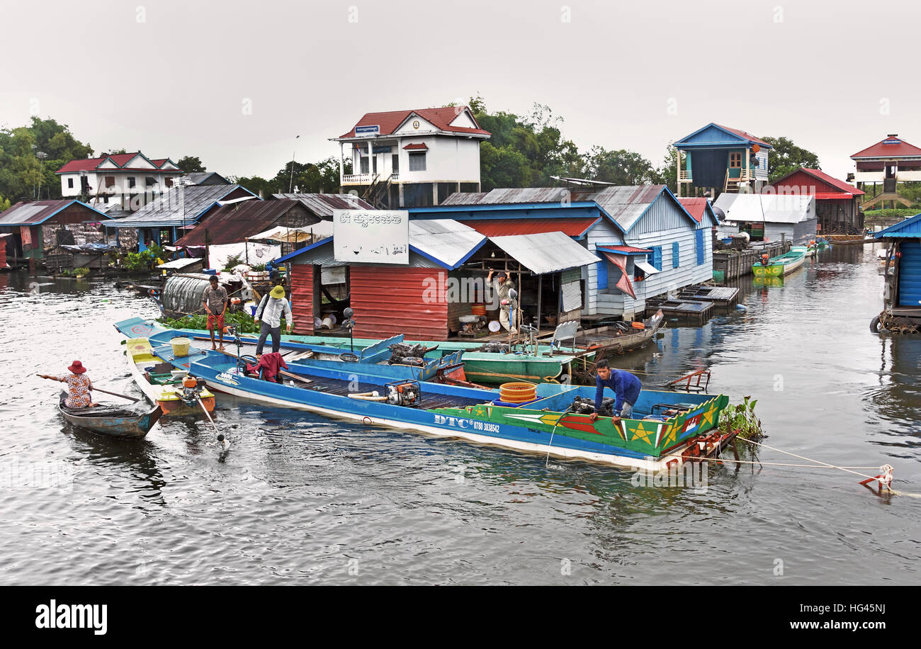 Die Sangkhae - Sangker River Battambang Provinz Cambodia.The Tonle Sap Frischwasser See (reichsten See zum Angeln in der Welt) fließt in den Mekong in Phnom Penh.  Die kambodschanische Bevölkerung hat auch für das einzigartige Ökosystem des Sees mit schwimmenden angepasst (Fischer-Fischerei) Dörfer und gestelzt Häuser. Stockfoto