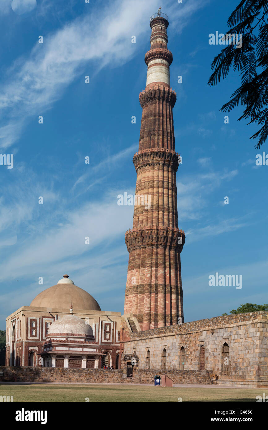 Qutub Minar und Alai Darwaza innen Qutb-Komplex in Mehrauli. Stockfoto