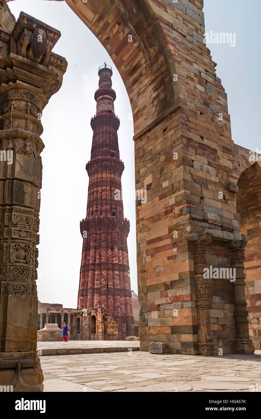 Dame auf der Durchreise Hof in Qutub Komplex in Mehrauli. Stockfoto