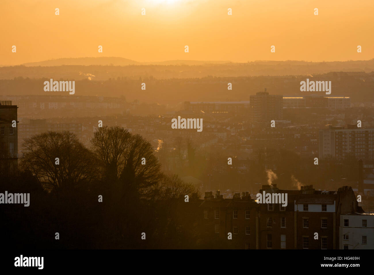 Landschaftsblick auf den Sonnenaufgang über der Stadt von Bristol, BS8 3PA, Avon, England, UK kurz nach Neujahr 2017 Stockfoto