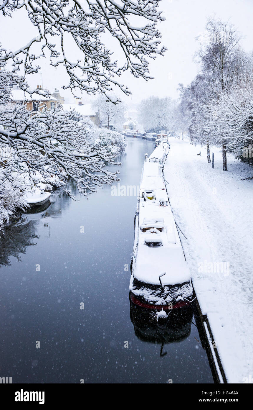 Verschneite Blick auf den Kennet und Avon Kanal in Bath, England. Stockfoto