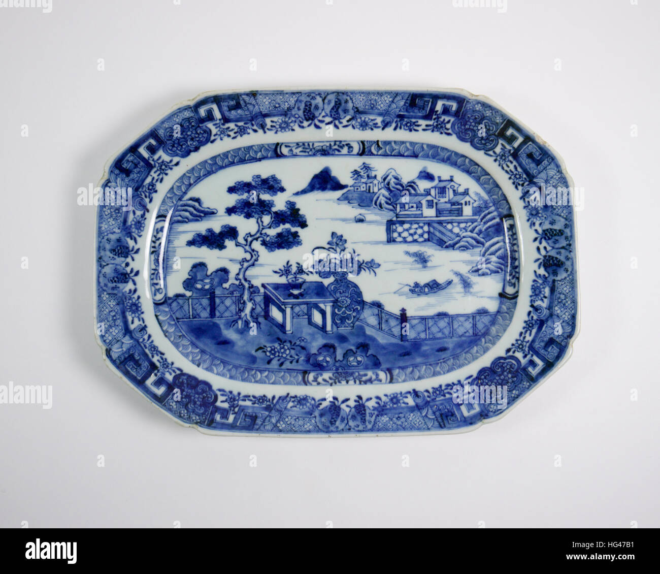 Antiquitäten aus dem 18. Jahrhundert chinesischen blauen und weißen Porzellans achteckigen längliche Platte gemalt mit einem eingezäunten Garten mit wässrigen Landschaft jenseits der Grenze-Witz Stockfoto