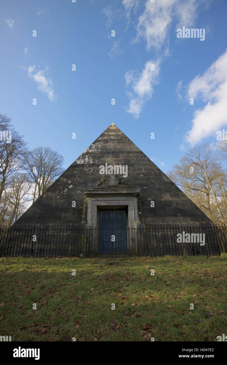 Blickfang-Pyramide-Mausoleum. Norfolk Stockfoto