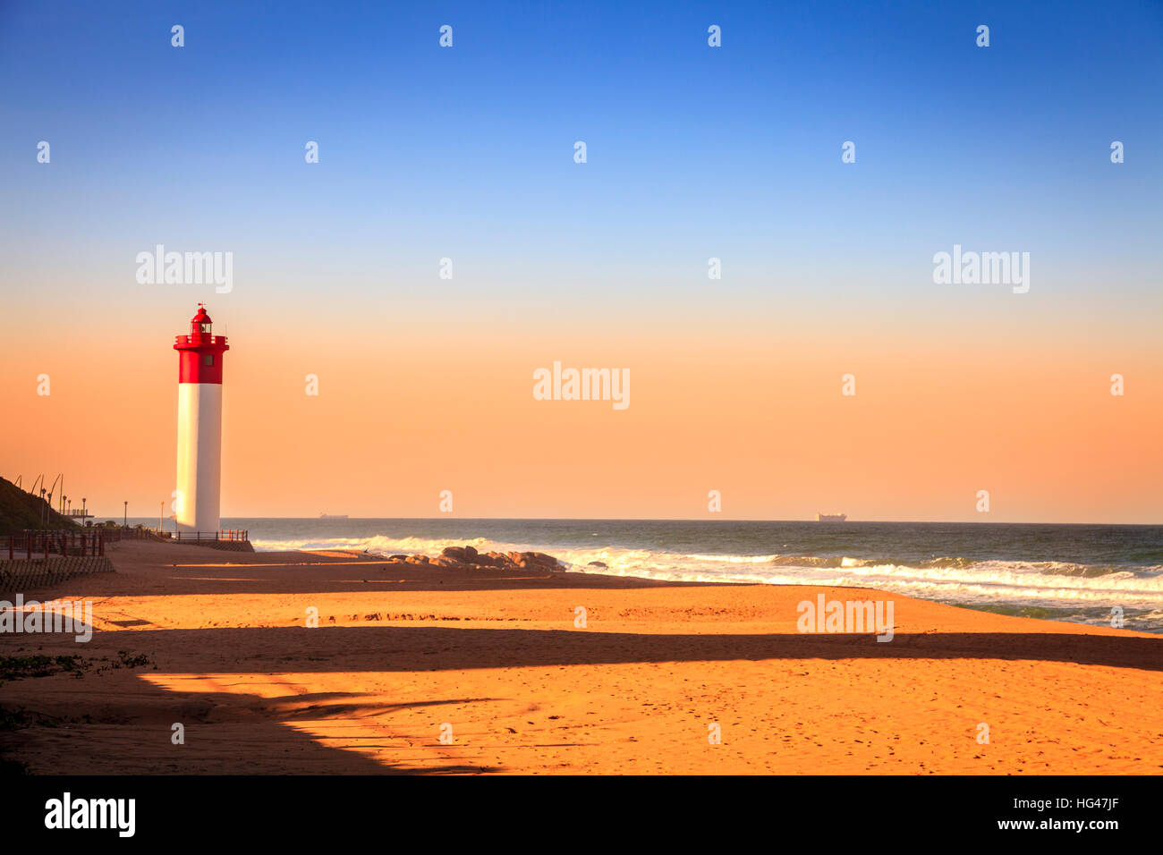 Umhlanga Leuchtturm direkt am Indischen Ozean in Durban, Südafrika. Stockfoto