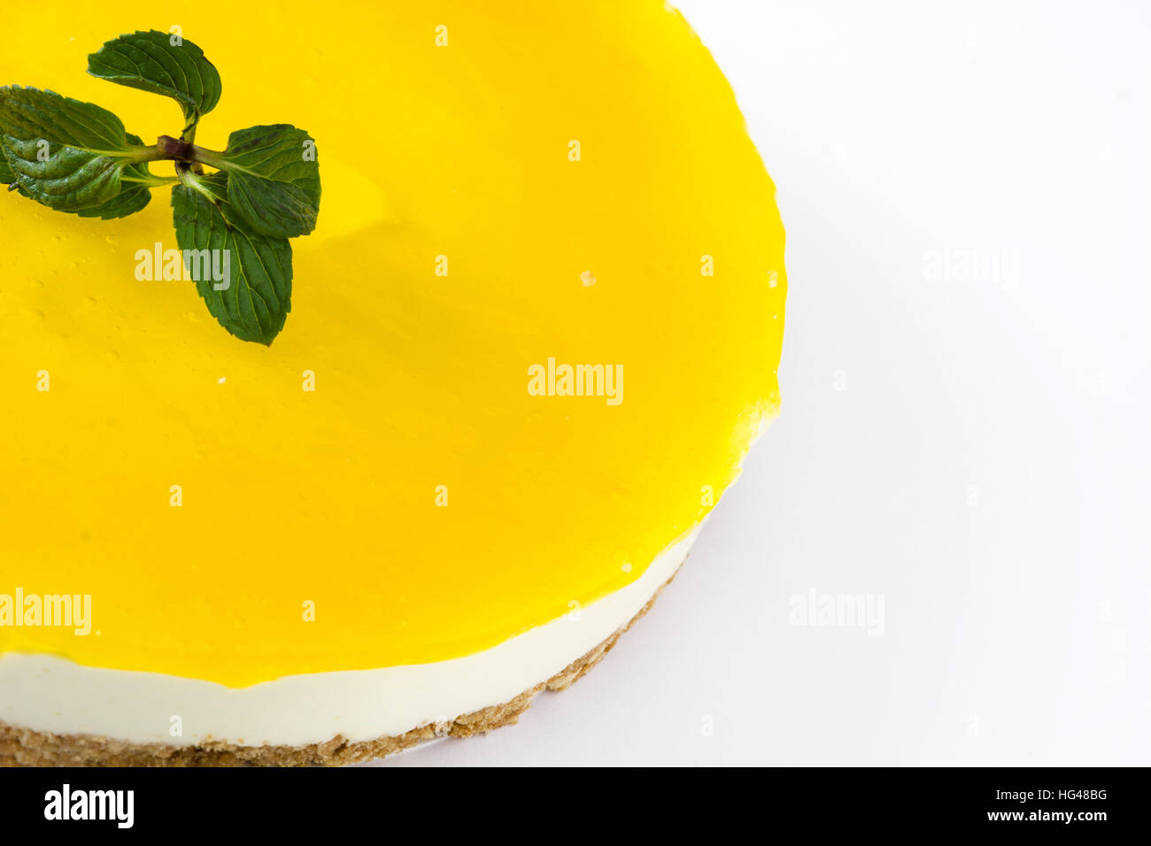Zitronenkuchen isoliert auf weißem Hintergrund Stockfoto