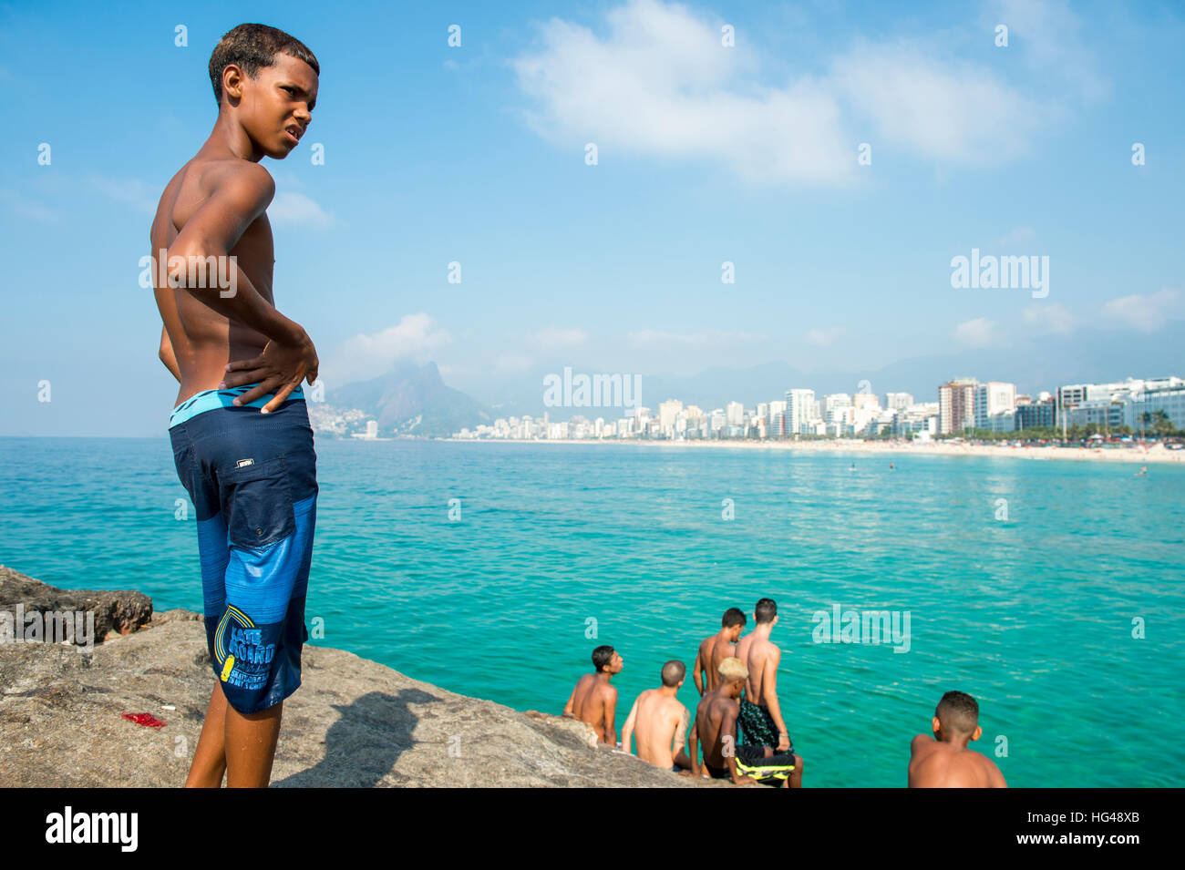 RIO DE JANEIRO - 19. Januar 2015: Junge Brasilianer versammeln sich am felsigen Punkt von Arpoador, im Meer zu springen. Stockfoto