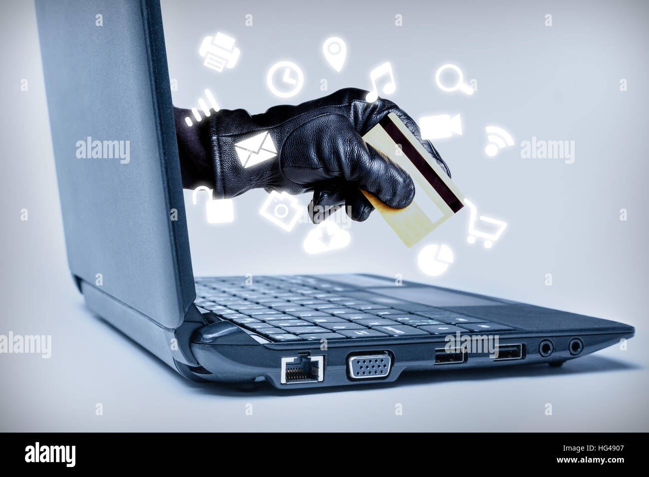 Eine behandschuhte Hand erreichen durch einen Laptop mit Debit- oder Kreditkarte mit gemeinsamen Media-Icons fließt, bedeutet ein Cybercrime oder Internet Diebstahl wh Stockfoto