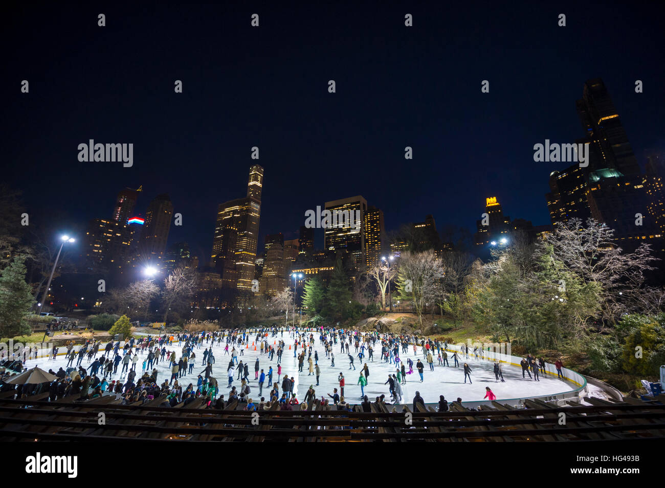 In NEW YORK CITY - 20. Dezember 2016: Besucher-Publikum auf die Wollman Eisbahn im Central Park. Stockfoto