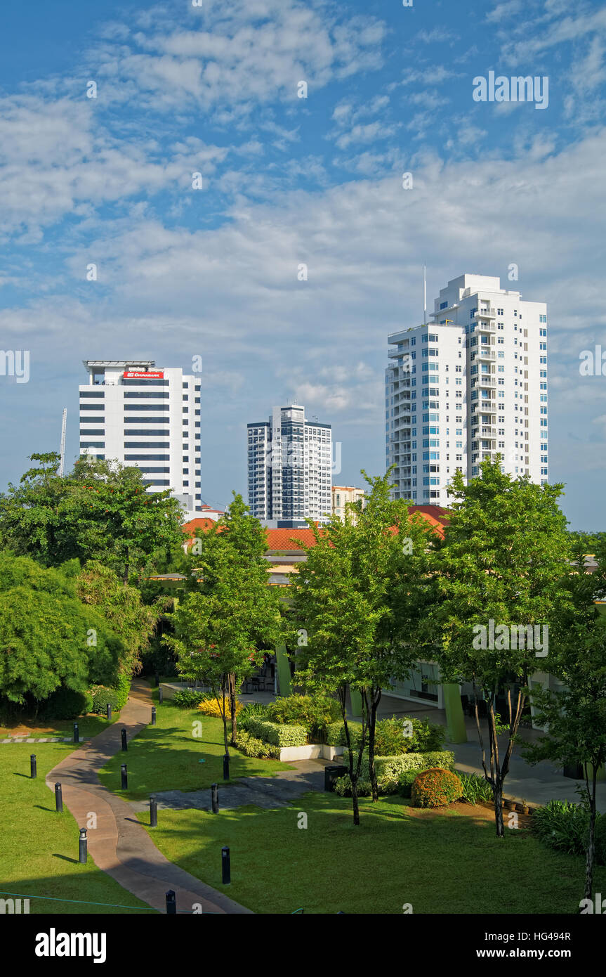 Süd-Ost-Asien, Philippinen, Metro Cebu, Cebu City, Chinabank und Skyline von Ayala Center Cebu Stadt Stockfoto