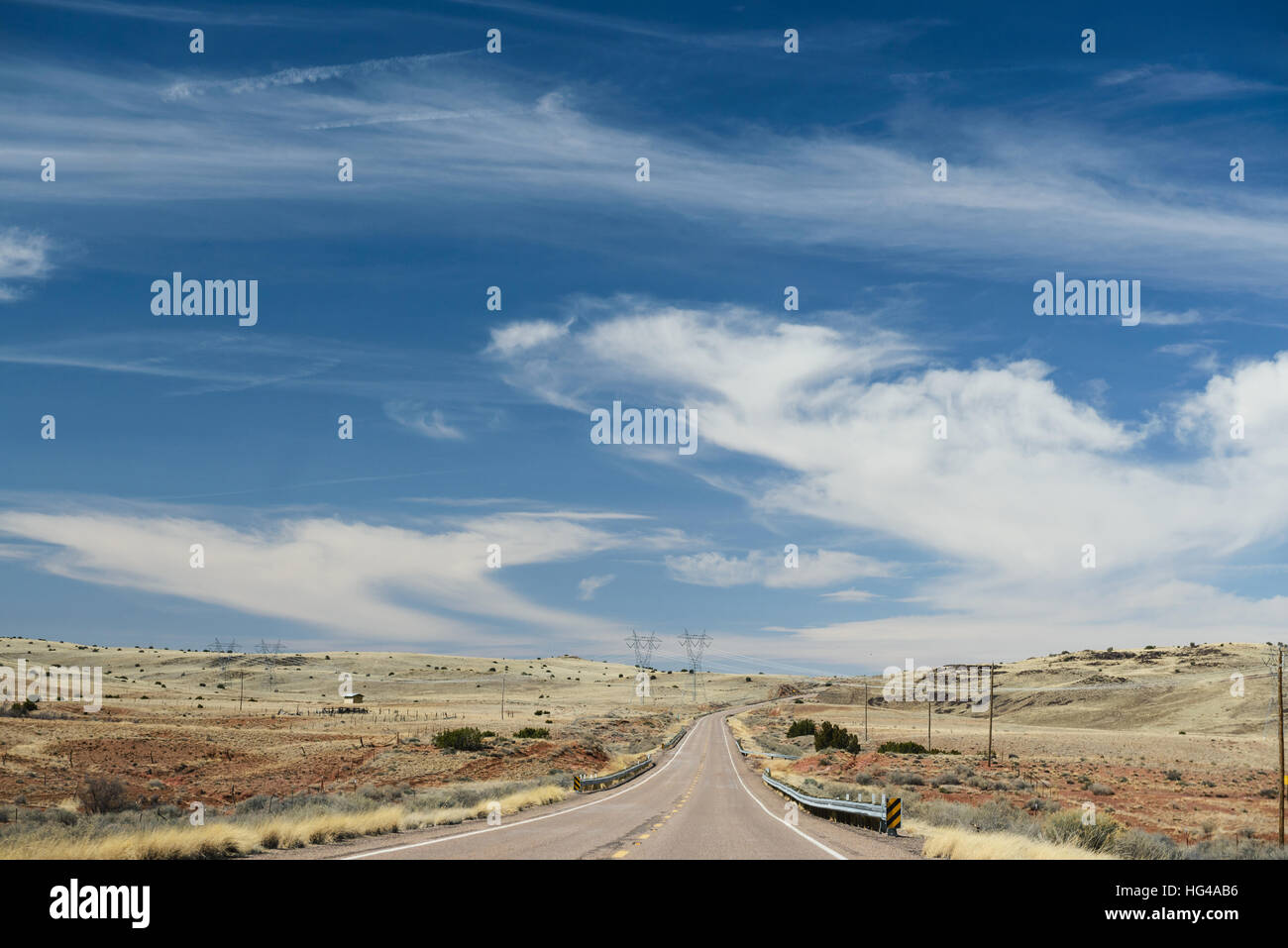 Kleine Straße im ländlichen Bereich der Hochwüste in New Mexico, USA. Schönen Himmel inspirierend. Stockfoto